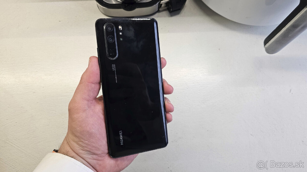 Huawei P30 Pro - jemná puklina na lcd