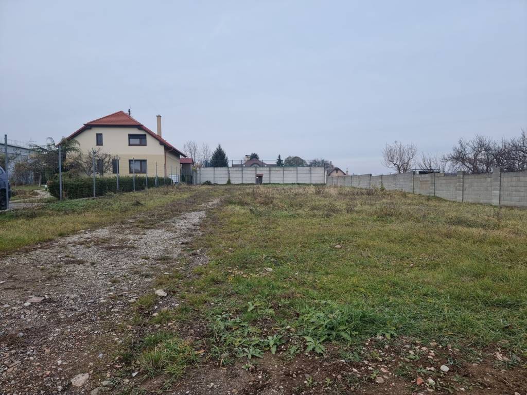 PREDAJ - Krásny rovinatý pozemok 1090 m2 - Cabaj