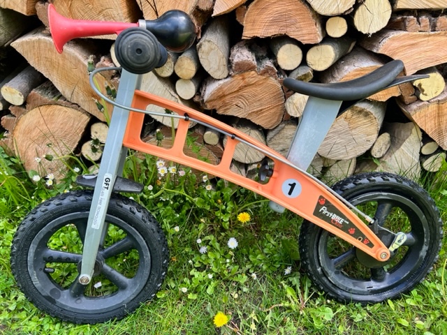 Predám odrážadlo FirstBIKE + darujem FirtsBike