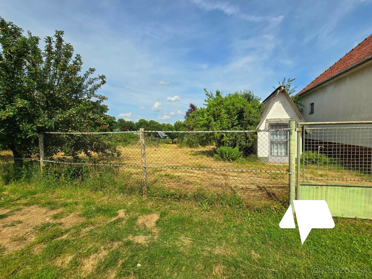 Predaj veľký stavebný pozemok Šurianky, š 23,5m x d 111m