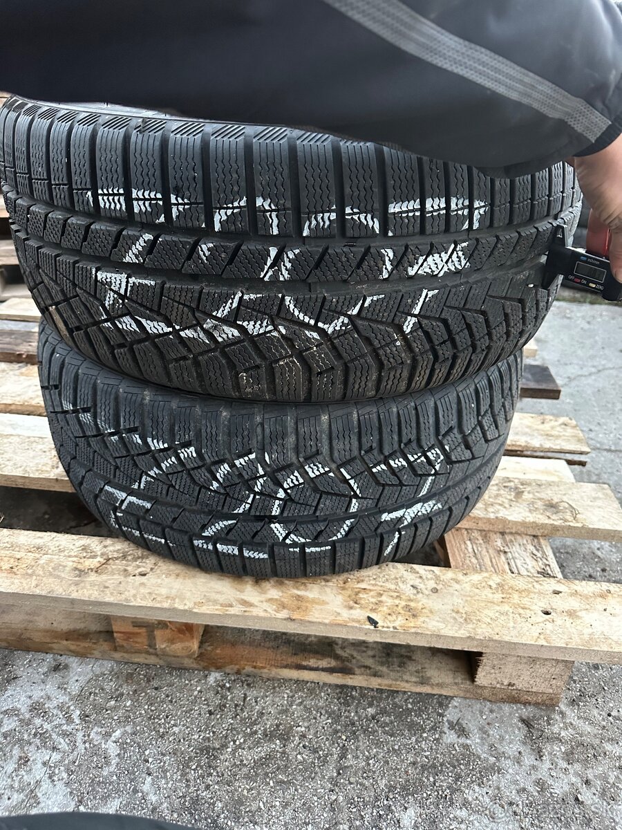 Z207 2ks zimné 235/45R18 98V