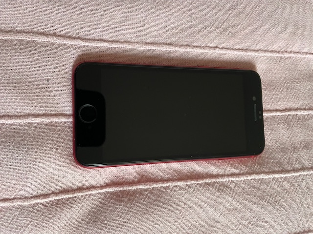 Krásny Iphone SE 2022 64GB červený 100 percent