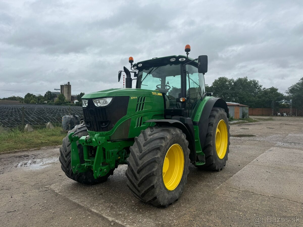 traktor John Deere 6210R