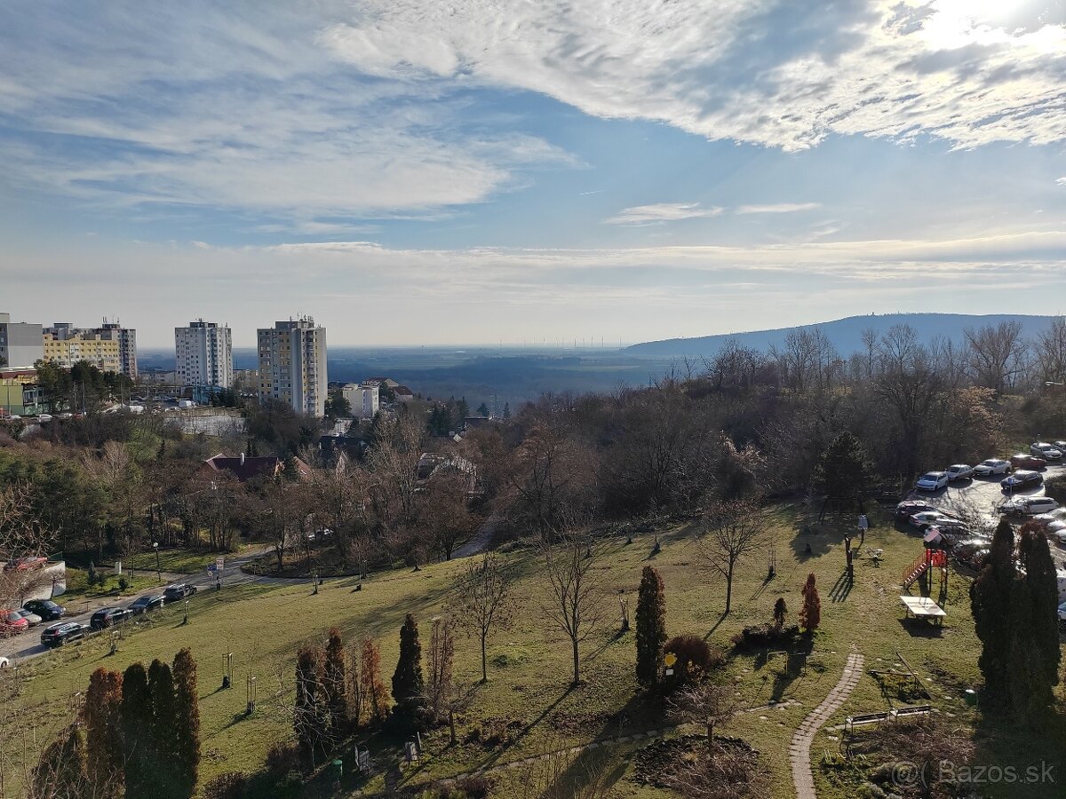 Prenájom 3-izbového bytu - Dlhé Diely