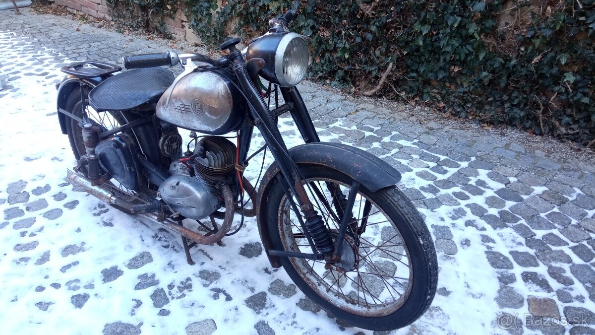 ČZ 125 C r.v. 1950 plus sedlo a motor navíc