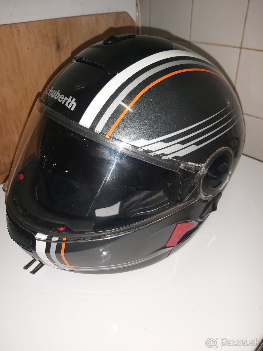 Prilba Schuberth C2, vesta na motorku