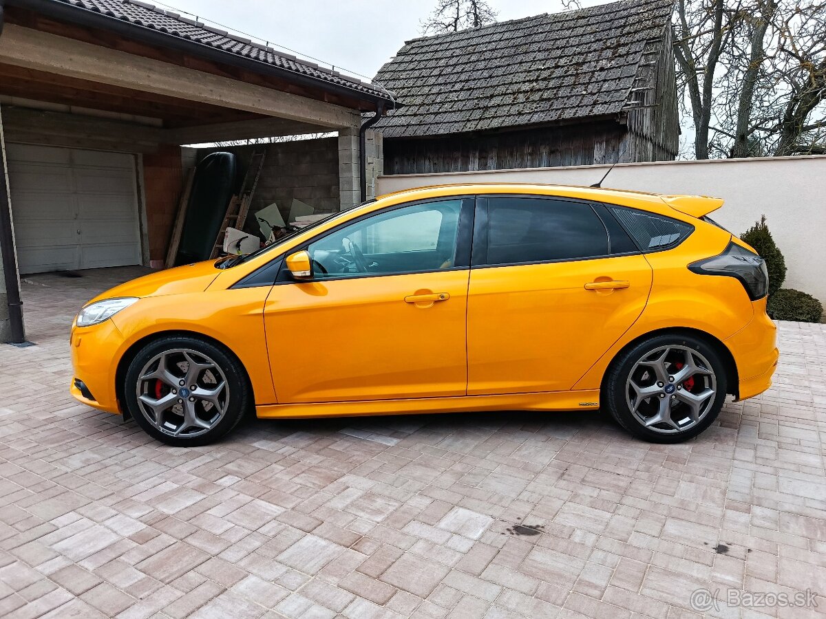 FORD FOCUS ST 2.0i