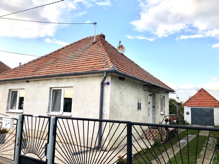 3-izbový rodinný dom so záhradou /8 árov/, Okoličná na Ostr.