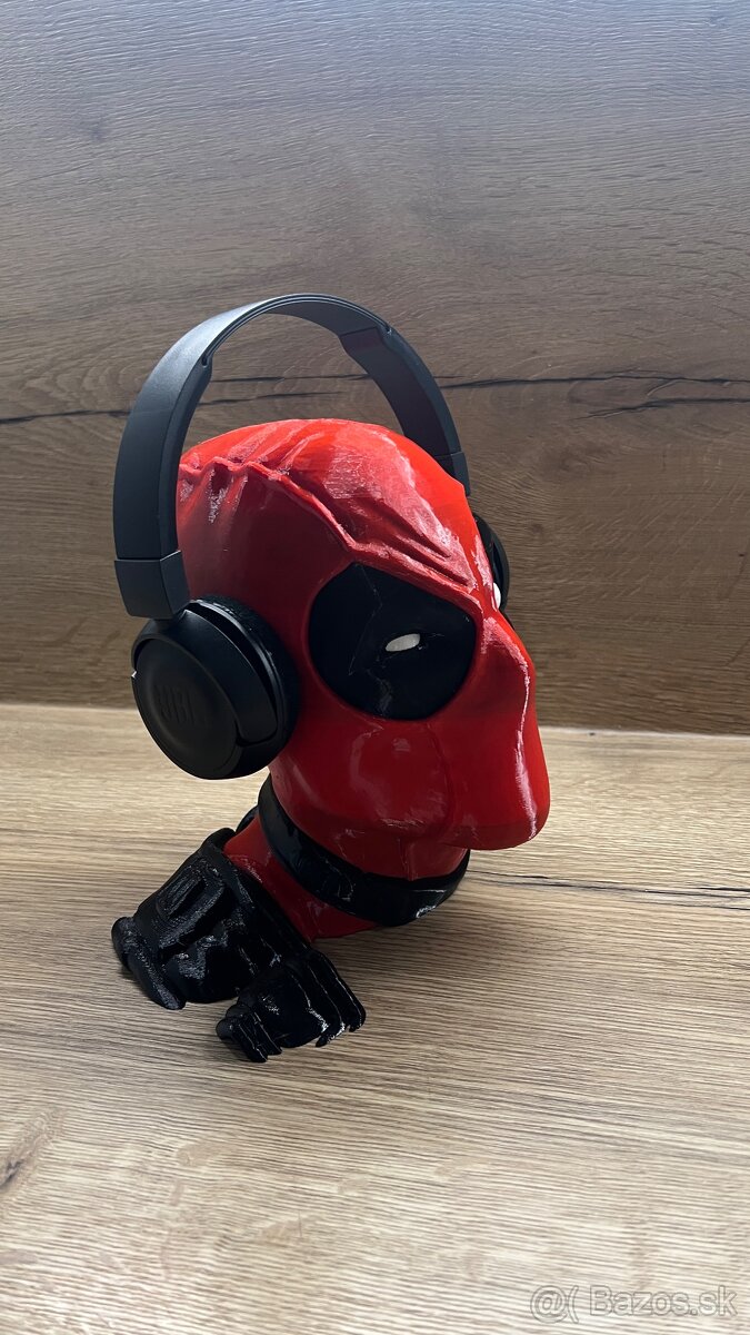 Stojan na sluchadla deadpool