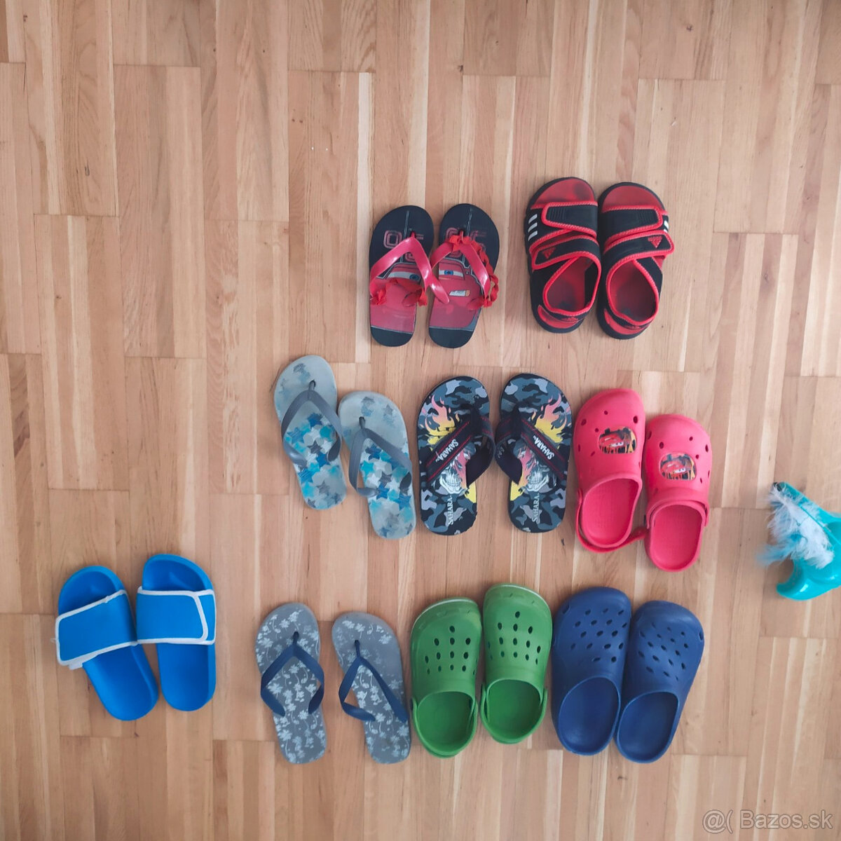 Rôzne sandálky šľapky crocsy nosené výlučne mojím synom veľk