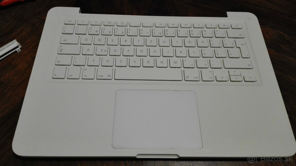 MacBook Late 2009 White. 13,3" a MacBook Pro 15. 15,4".