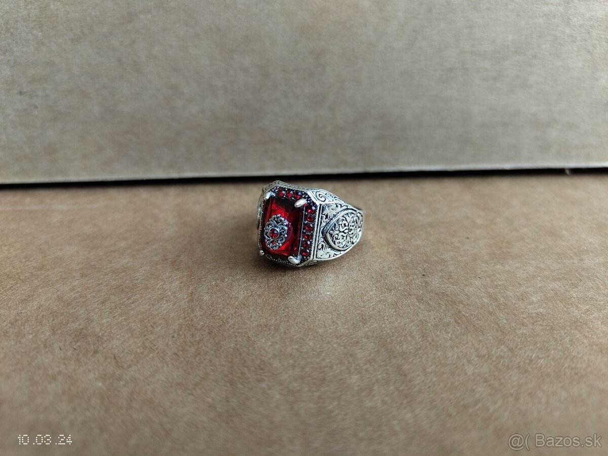 pansky prsten s cervenym kamenom