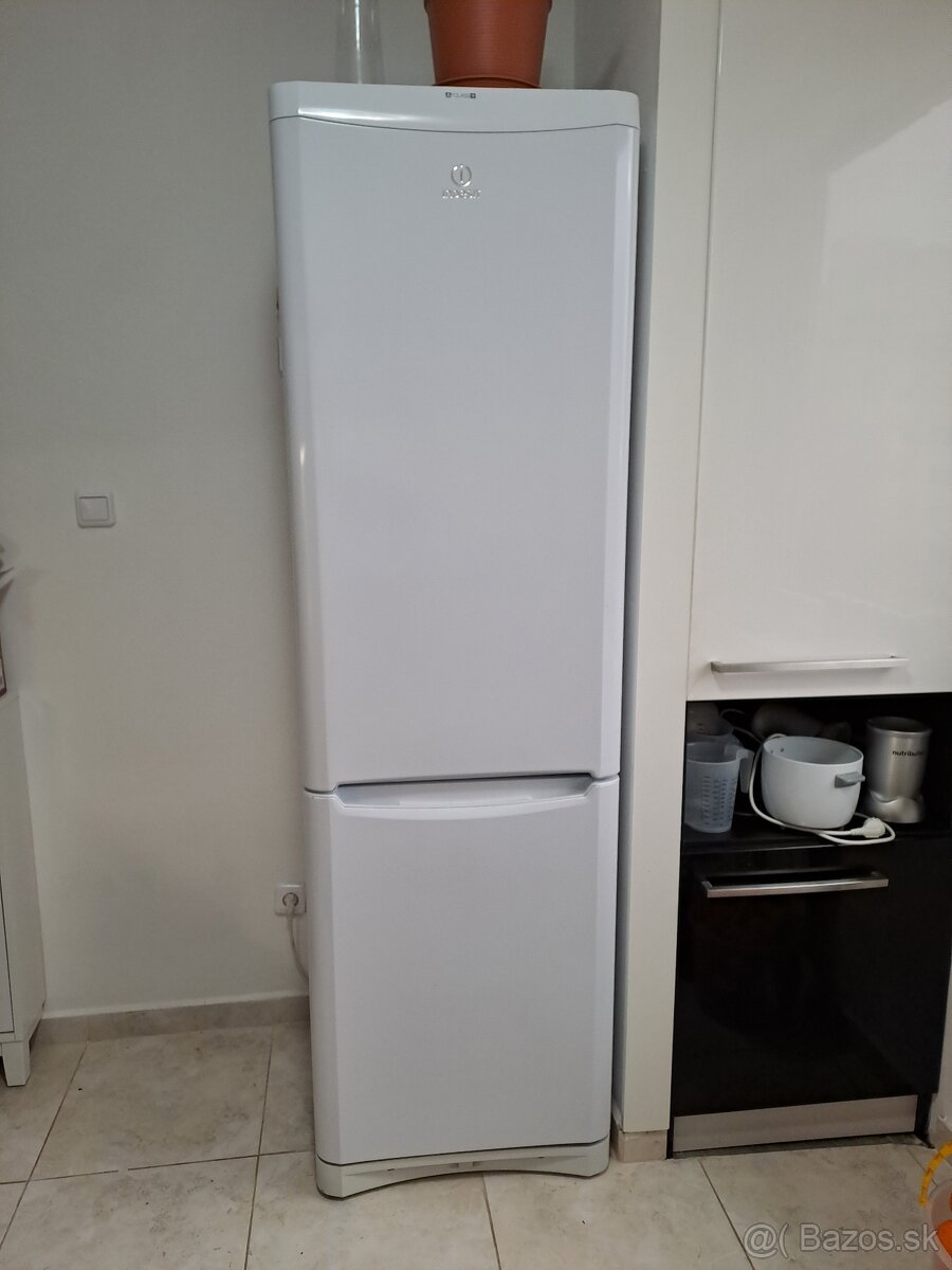 Chladnicka s mraznickou Indesit - 100% stav (361L)