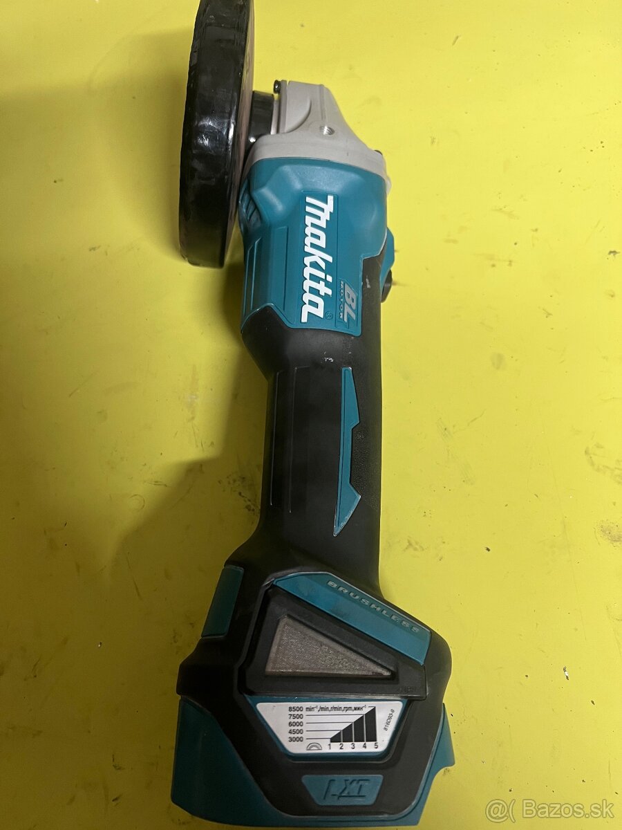 Makita DGA511