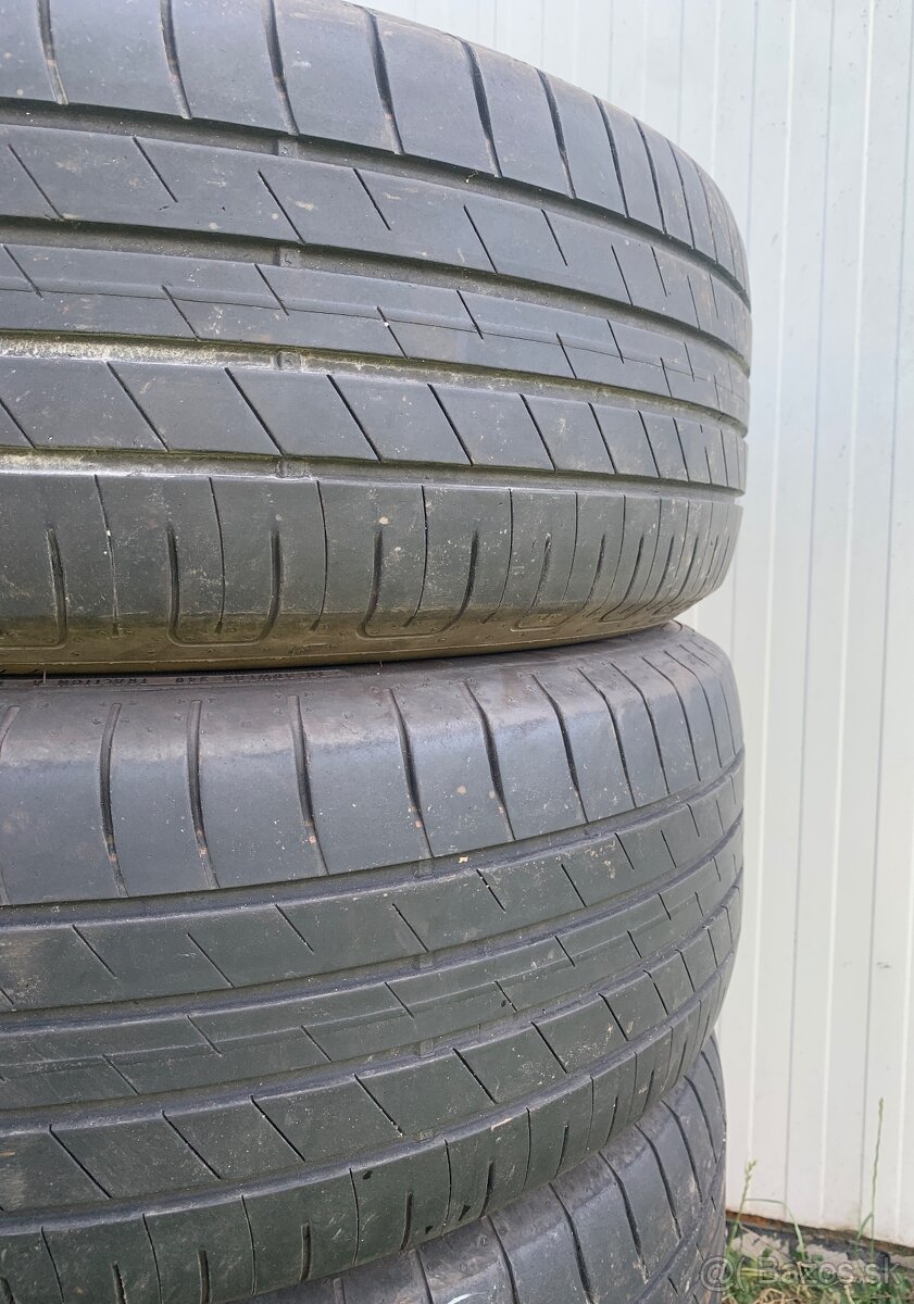 letné pneu. Goodyear 215/60 R17; 2018; 5mm