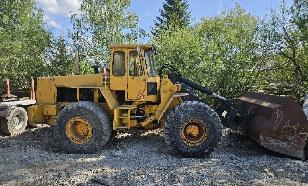 Kolesovy nakladač  Volvo BM AB 450 