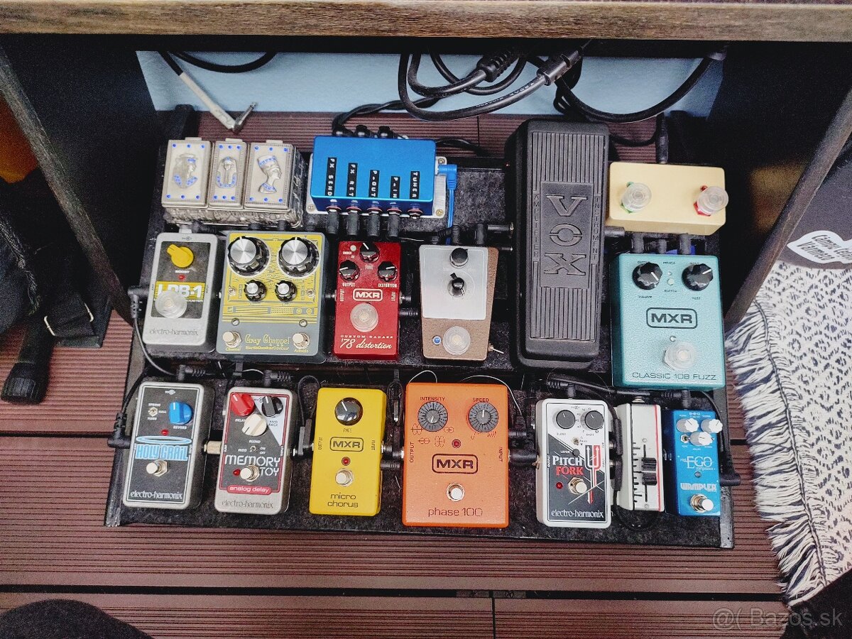 Pedalboard a dva napájacie zdroje.