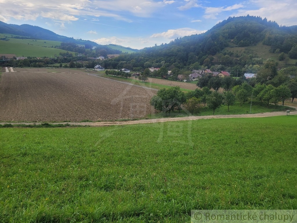 Stavebný pozemok pod lesom s pekným výhľadom na Lúky a Laz