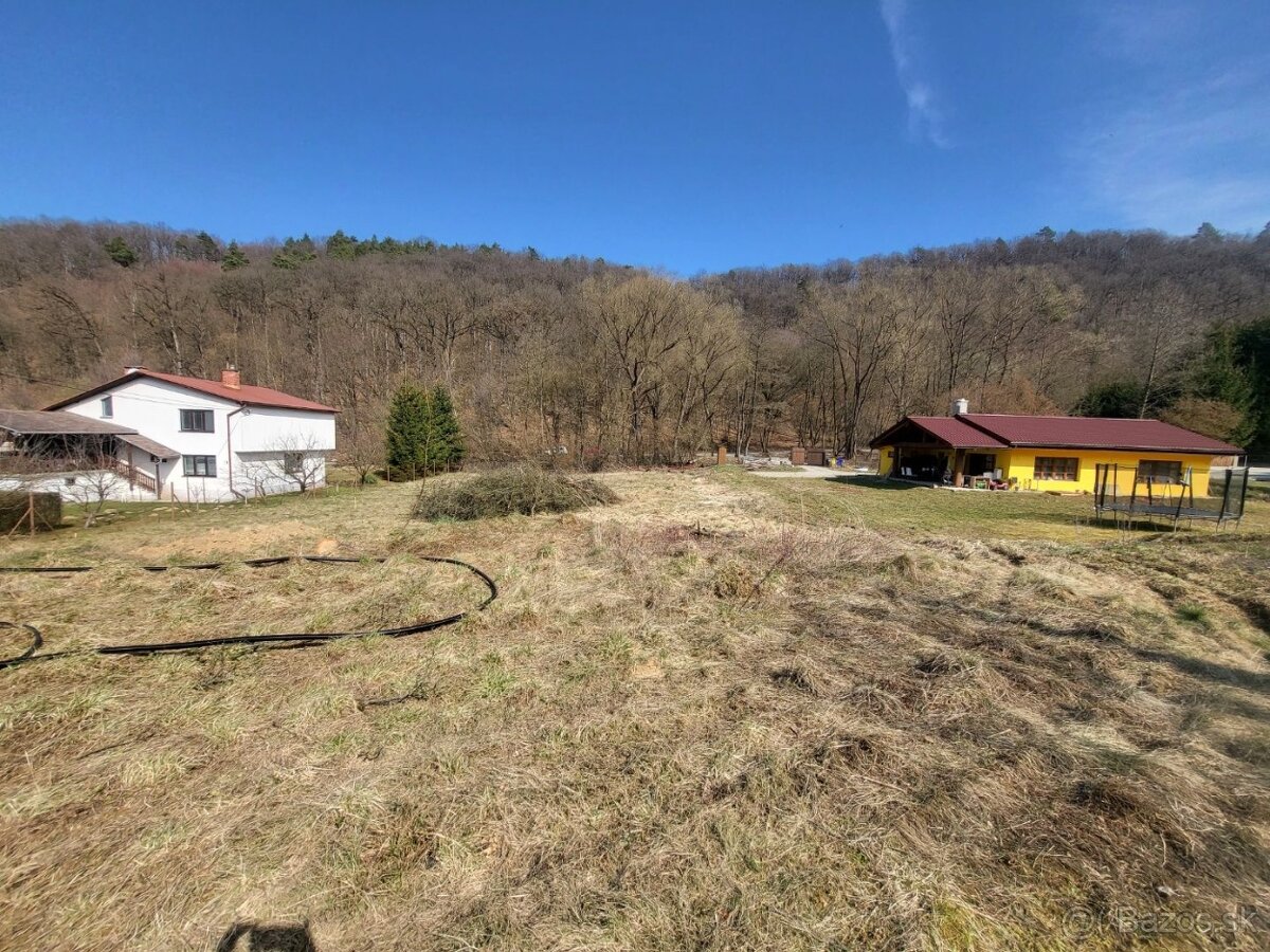 2 x stavebý pozemok 1.252 m2 a 1.013 m2, Horné Ladce.