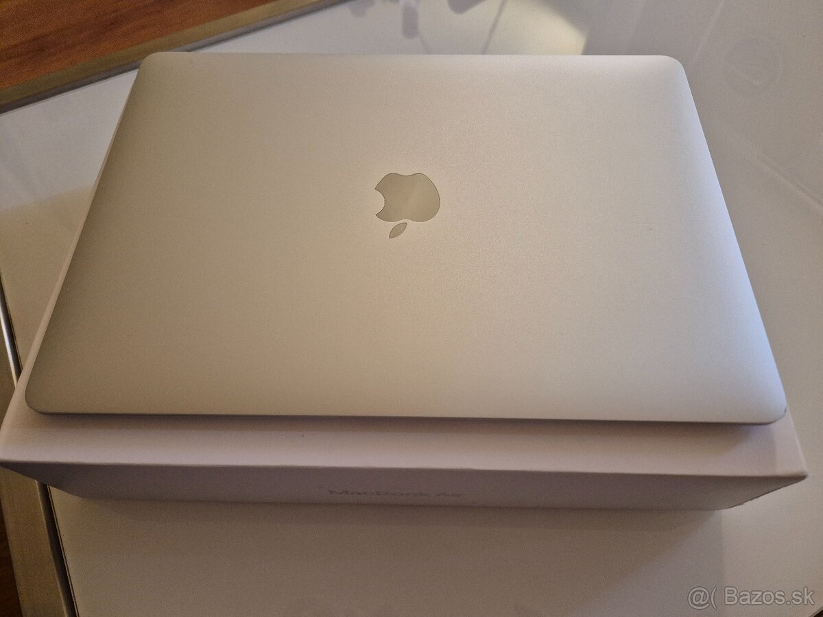 Apple MacBook Air 13” M1 256 GB strieborný SK