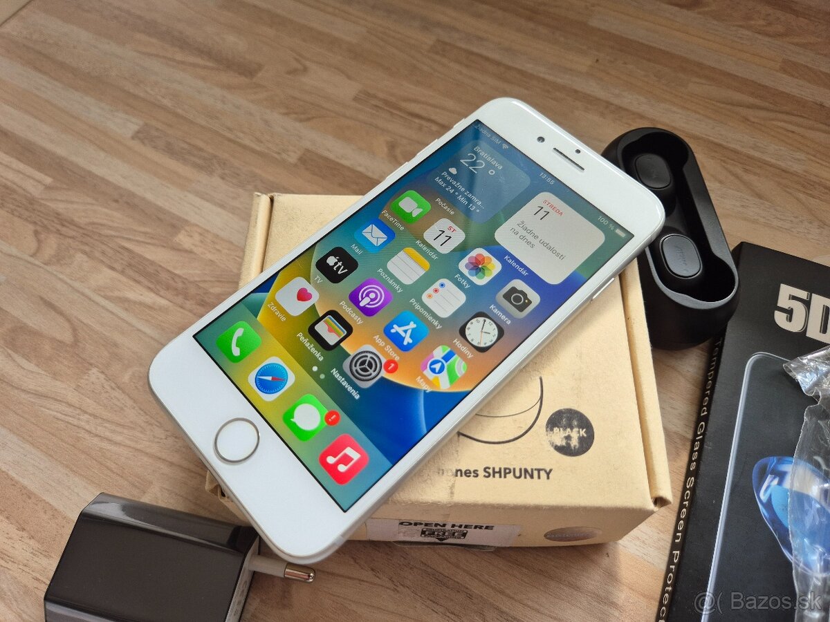 Apple iPhone 8 64GB white, príslušenstvo, BT slúchadlá