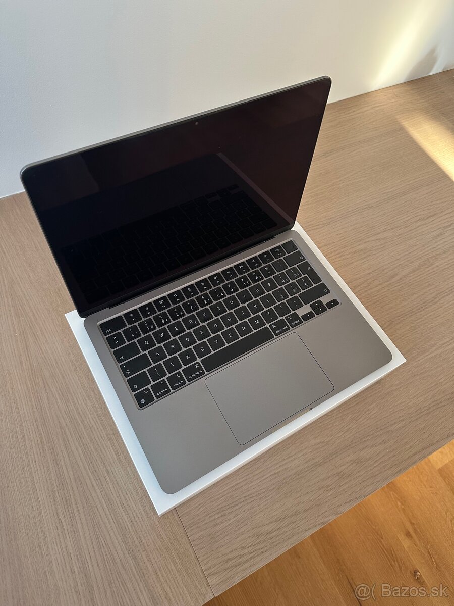 Apple MacBook Air 13" M2 256GB 2022 Vesmírne sivý