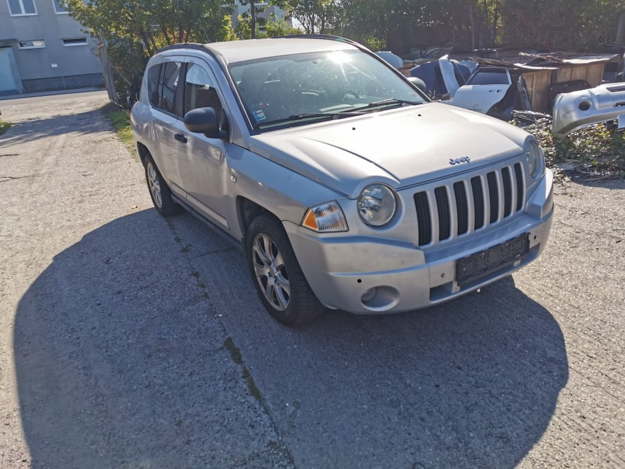 rozpredam jeep compass 2,4 benzin 125kw r.v.2007 4x4 automat