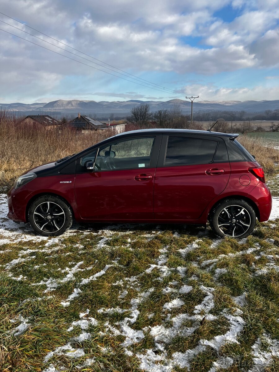 Toyota Yaris hybrid Selection CVT/1