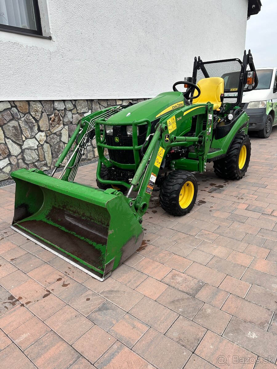 Komunálny traktor John Deere 1026R