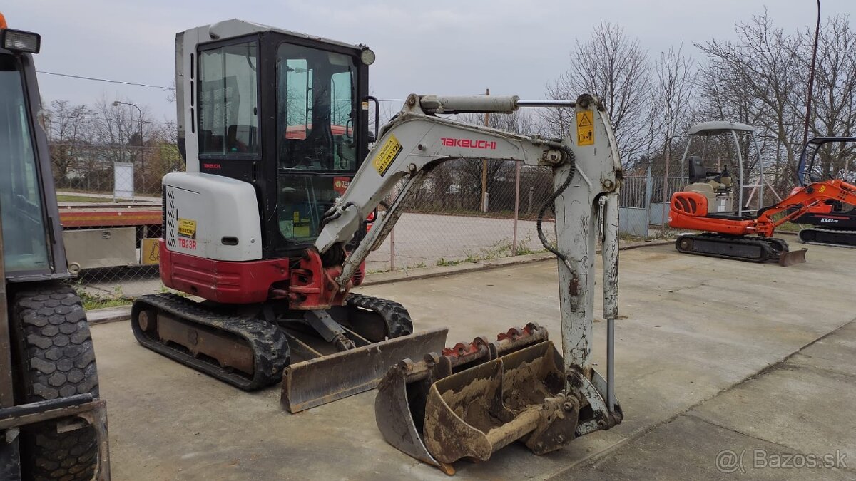 Bager Takeuchi TB23 + vrták + kladivo + 4 lyžice.