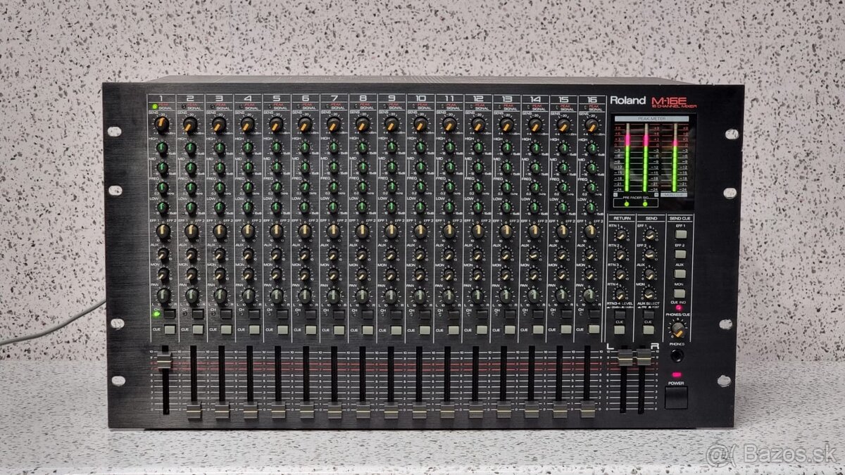 ROLAND M-16E / 16 Channel Line Rack Mixer