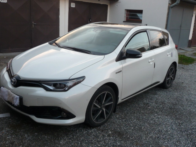 Predám Toyota Auris Hybrid Selection