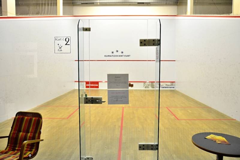 Predam rozobraty squash drahu na paletách komplet s palubovk