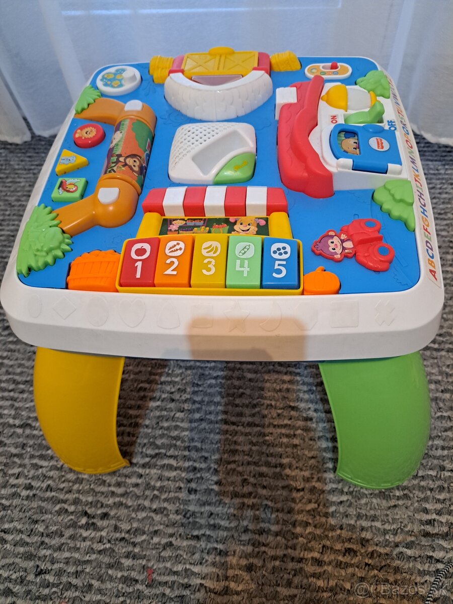 Interaktivny stolik fisherprice