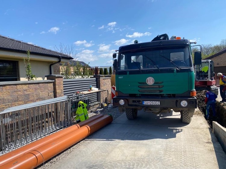 Tatra T815 s hydraulickou rukou trojstranný vyklápač