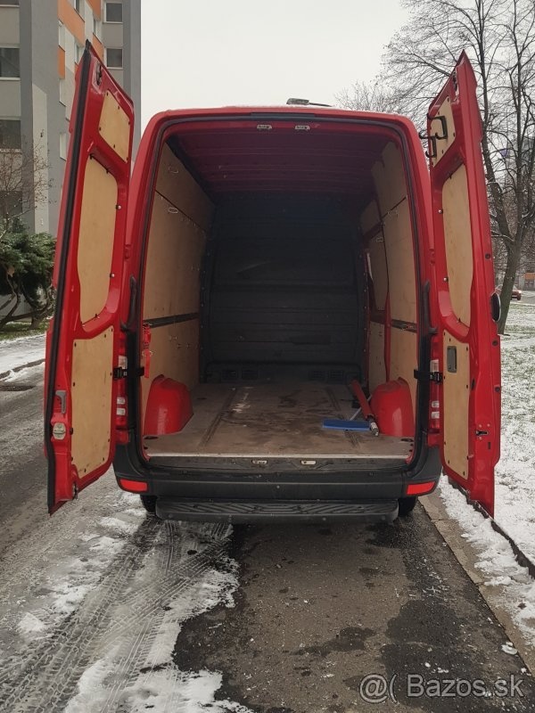 Hladam zakazky na dodavku mercedes sprinter.