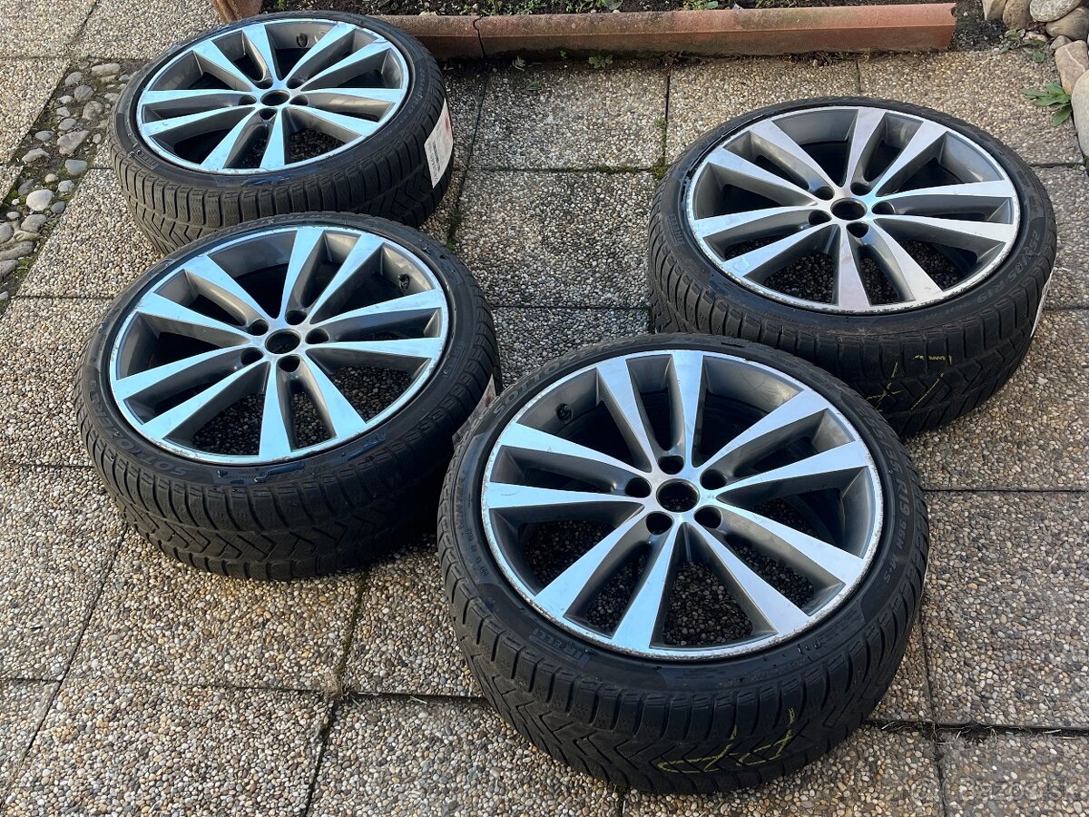 Sada 19 originál Jaguar XE S diskov so zimnými pneu Pirelli.