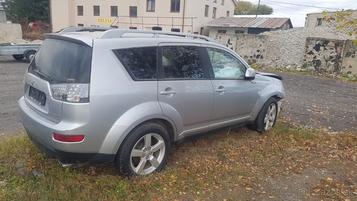 Mitsubishi Outlander na súčiastky ( iba ako celok )