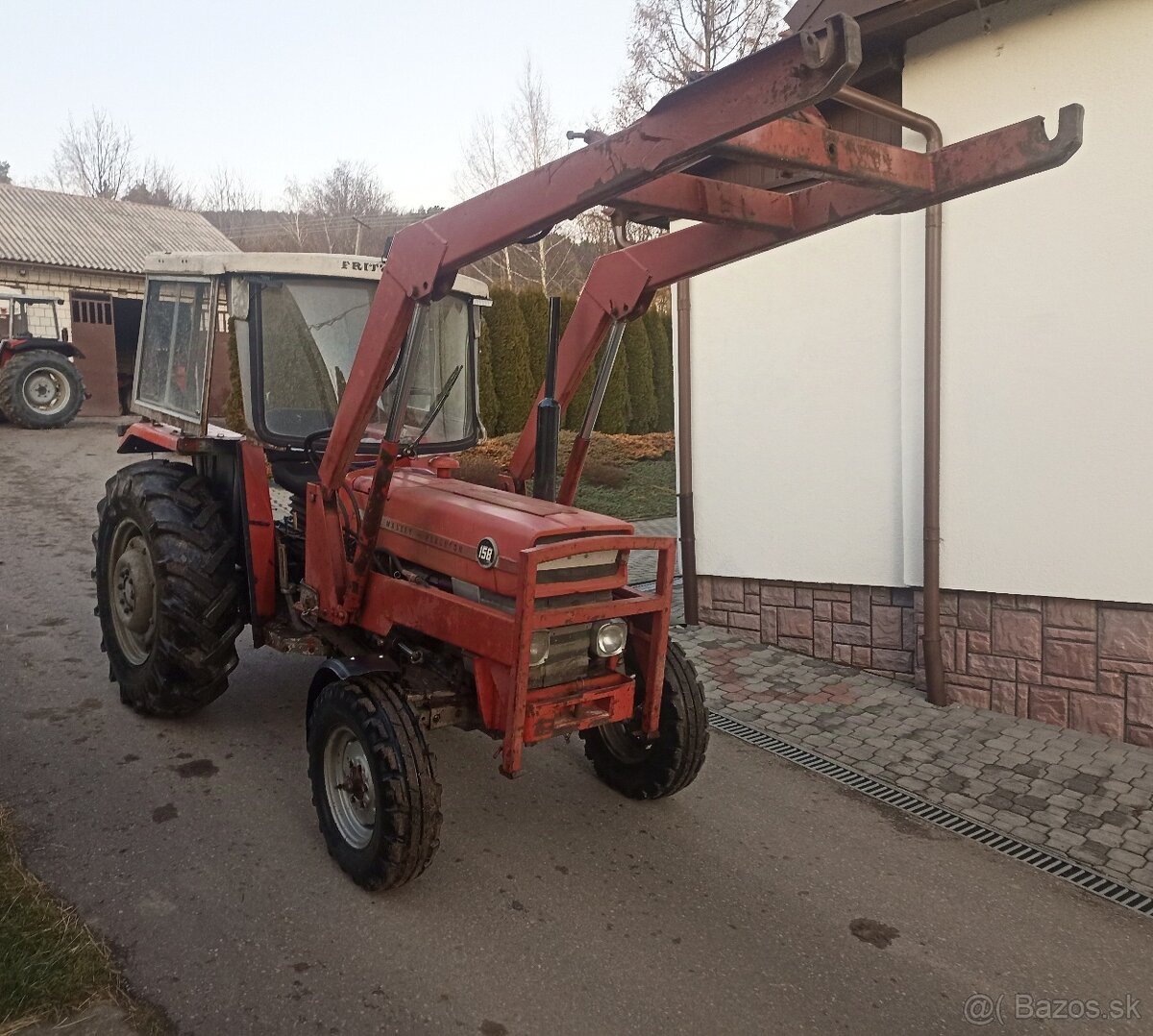 Traktor Massey Ferguson 158 s posilňovačom riadenia