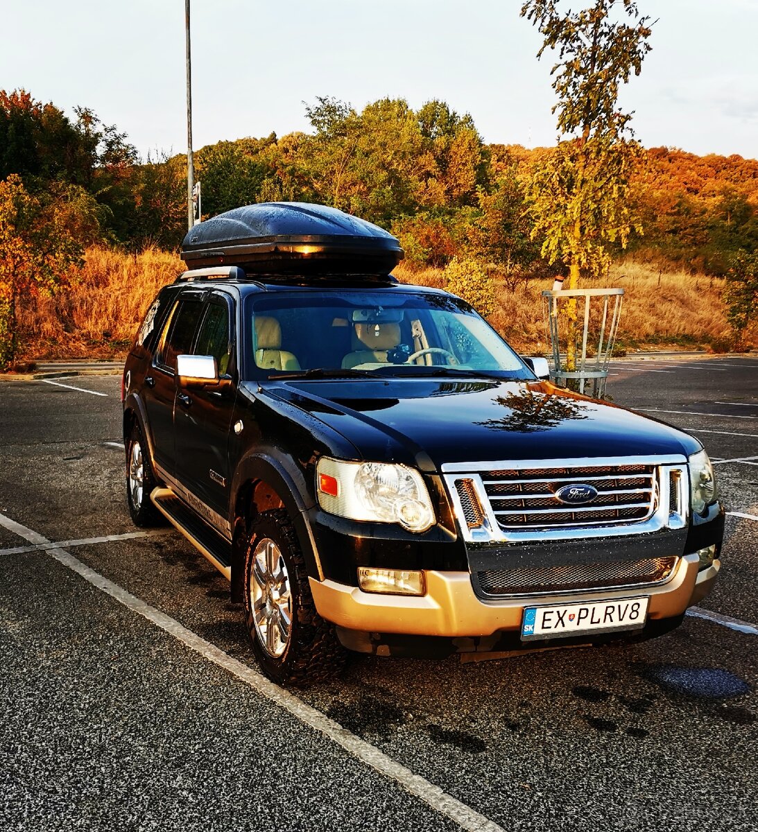 Ford Explorer V8 benzín Eddie Bauer 4x4 7-miest koža camper