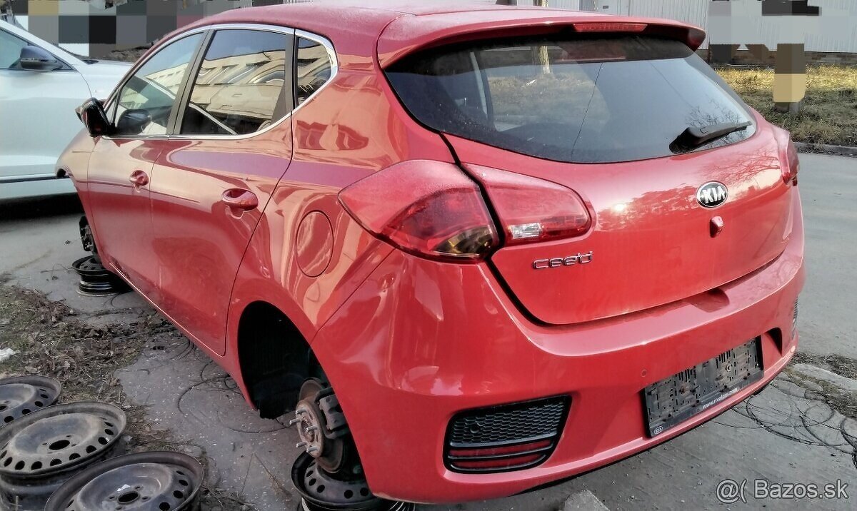 Kia Ceed 1.4 2016 predám Bočné DVERE lavé,  piate DVERE,