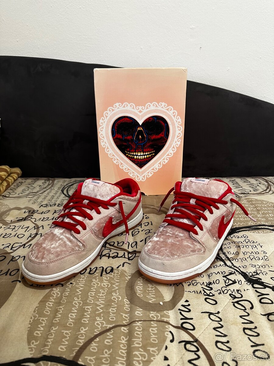 Nike dunk strange love