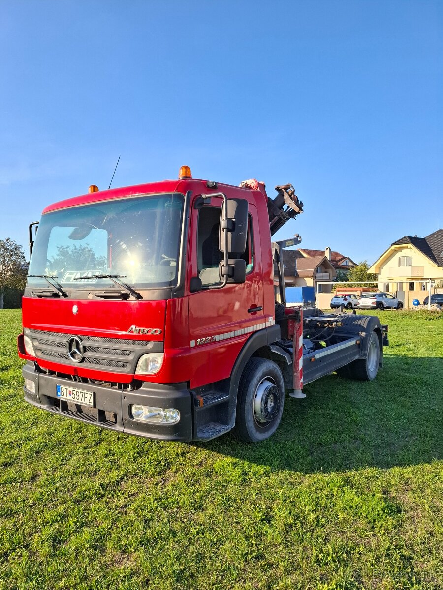 Hákový nosič kontajnerov Mercedes Atego 1223 s hydr. ruka