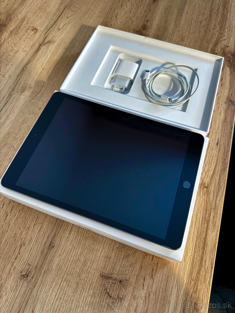 iPad 10.2 64 GB WiFi Cellular Vesmírne Sivý 2021