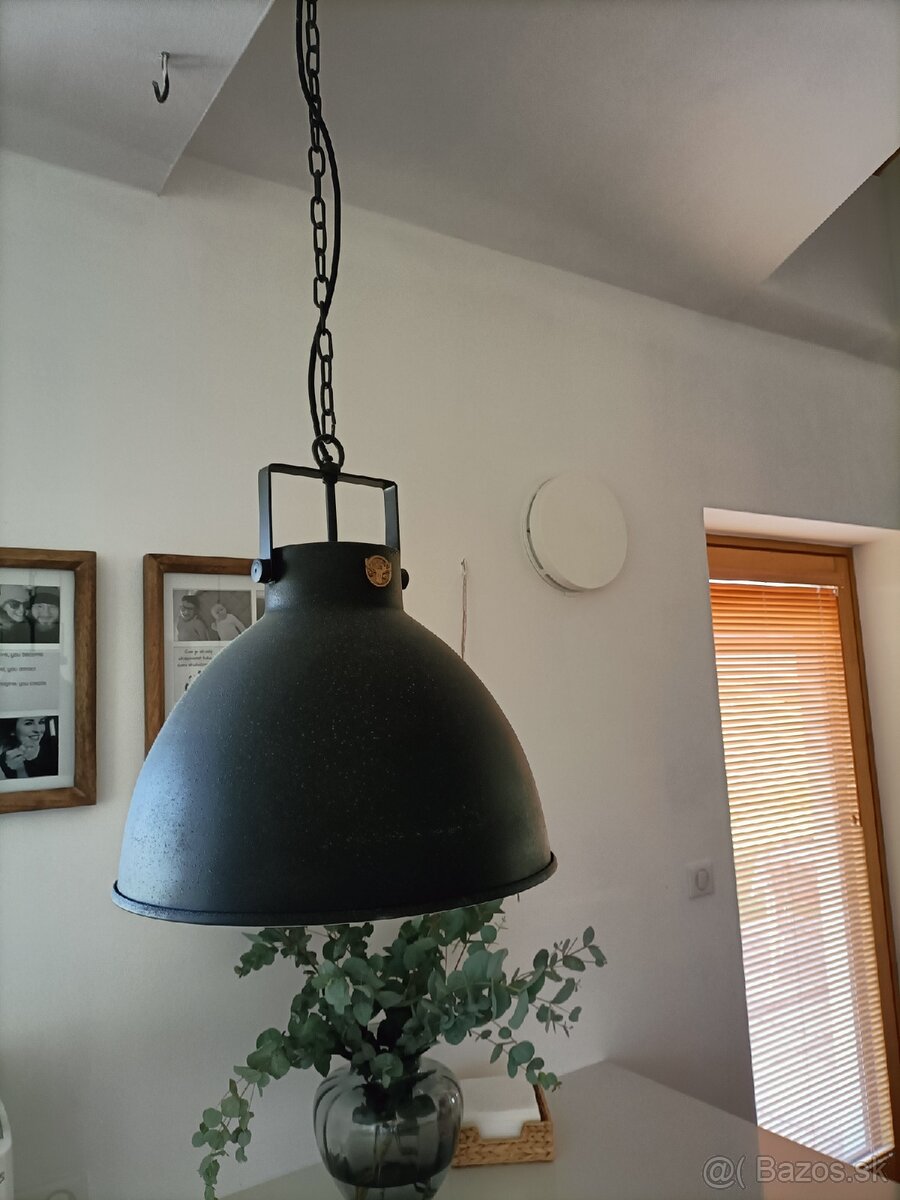 Čierna kovová závesná lampa