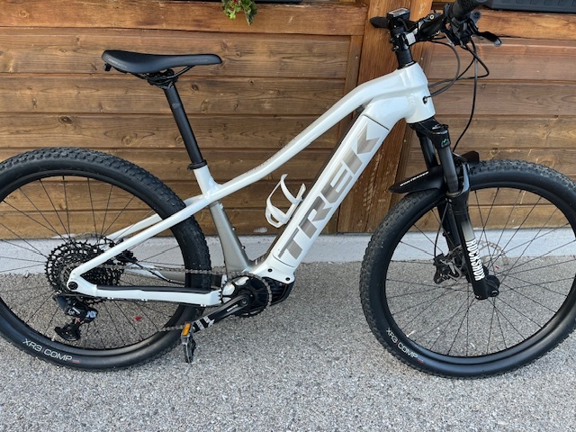 Predám dámsky e-bike TREK Powerfly 5 / Biela metalíza