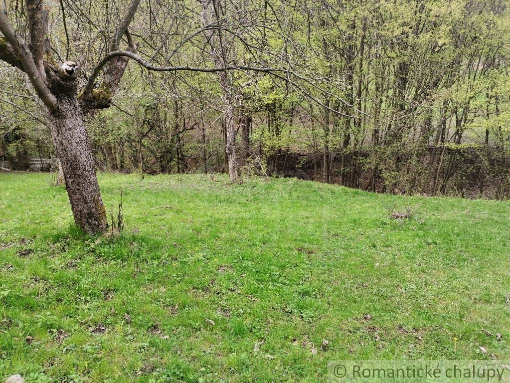 Pekný pozemok na polosamote na konci obce vhodný na chatu,