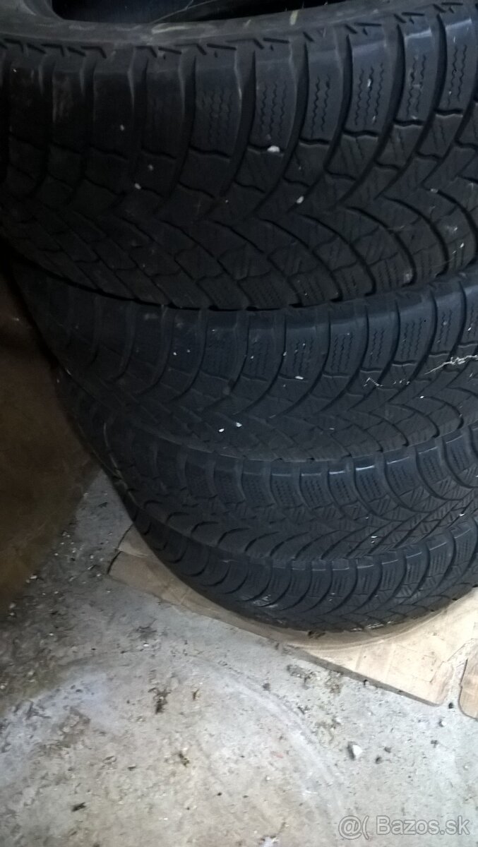 4 ks ZIMNÉ 195/65 R15 95T a 91T cca 5-6 mm od 15,-€/kus