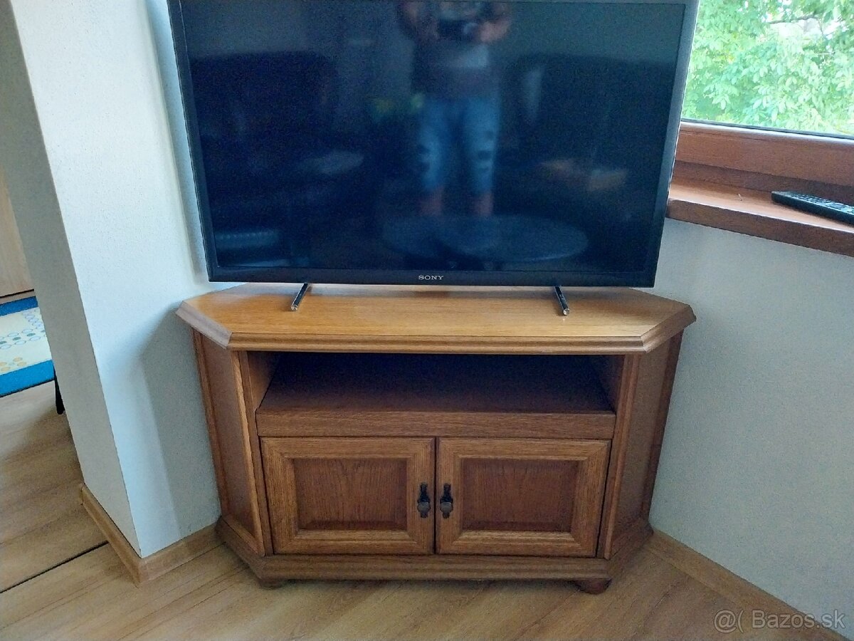 Skrinka pod TV