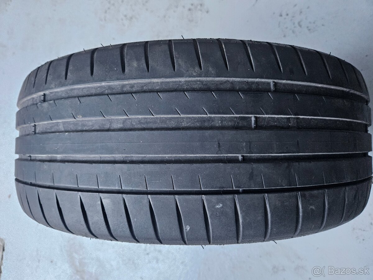 Pneu 245/45 R 17